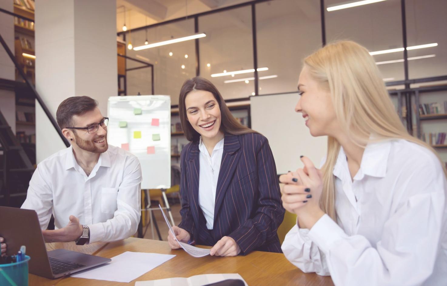 Estudiantes analizando gráficos de liquidez en computadoras